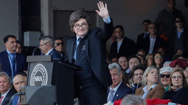 El presidente Javier Milei viajará este martes a la ciudad de Lima, Perú, para formar parte de las ceremonias oficiales de transmisión de mando presidencial.