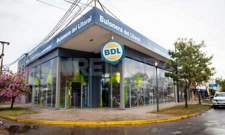 Desde principios de septiembre, el local de Bulonera del Litoral quedó emplazado en Facundo Zuviría y Derqui, en una extensa esquina vidriada. Desde principios de septiembre, el local de Bulonera del Litoral quedó emplazado en Facundo Zuviría y Derqui, en una extensa esquina vidriada.