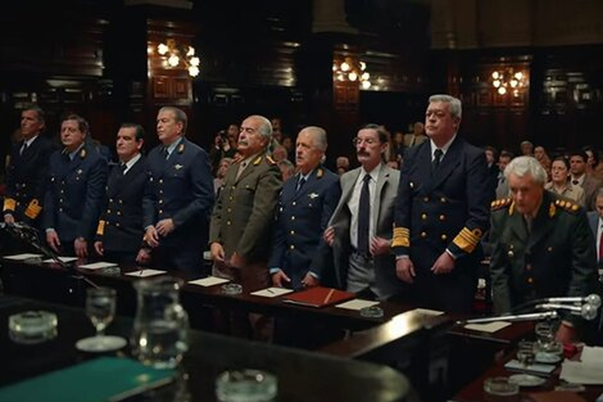 Inspirada en el equipo de fiscales liderado por Julio Strassera y Luis Moreno Ocampo que, pese a las amenazas, siguieron adelante en el juicio a los jefes de la dictadura militar de Argentina.
