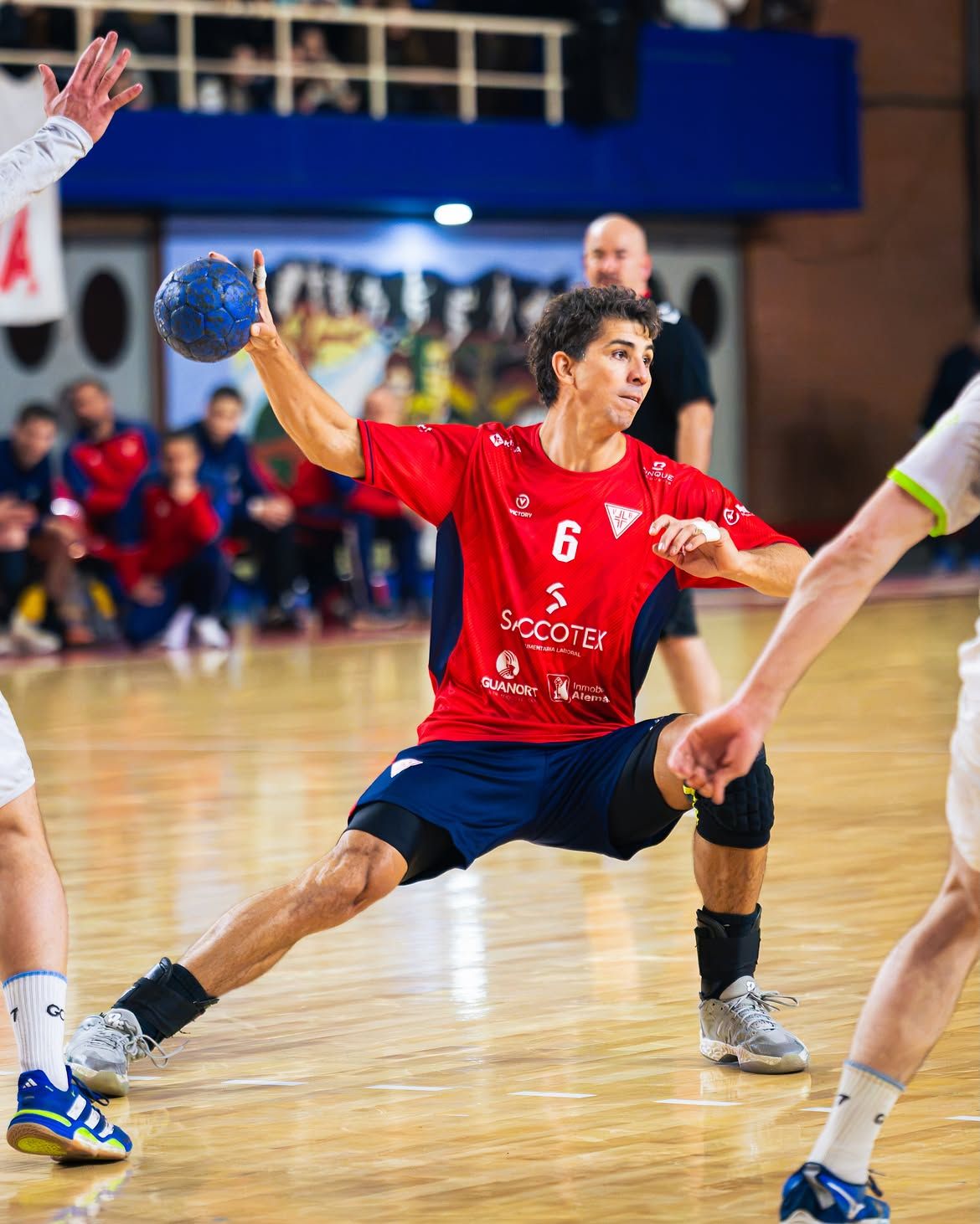 Después de cerrar su histórica etapa en el handball europeo, Simonet regresó a la Sociedad Alemana de Gimnasia de Villa Ballester. Después de cerrar su histórica etapa en el handball europeo, Simonet regresó a la Sociedad Alemana de Gimnasia de Villa Ballester.