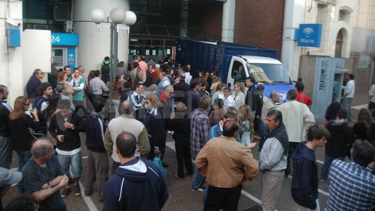 Robo al banco Macro. La postal que dejó el día después del atraco. 