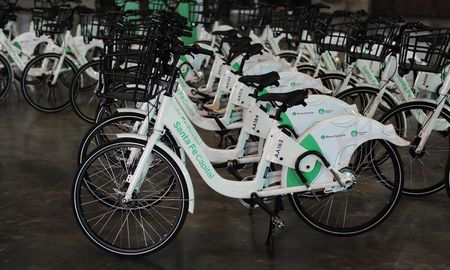 Las nuevas bicis son blancas y fueron adquiridas por el programa de padrinazgo. Las nuevas bicis son blancas y fueron adquiridas por el programa de padrinazgo.
