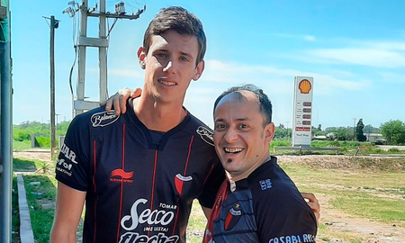 Como cualquier hincha, el ex capitán Germán Conti y Tomás Sandoval partieron con la ilusión de vivir el partido, esta vez desde la tribuna. Como cualquier hincha, el ex capitán Germán Conti y Tomás Sandoval partieron con la ilusión de vivir el partido, esta vez desde la tribuna.
