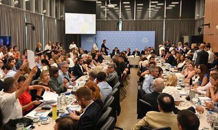 La Libertad Avanza junto a sus aliados pidió una sesión especial para mañana a las 14, en la Cámara de Diputados, para buscar sancionar el proyecto de reforma laboral. La Libertad Avanza junto a sus aliados pidió una sesión especial para mañana a las 14, en la Cámara de Diputados, para buscar sancionar el proyecto de reforma laboral.