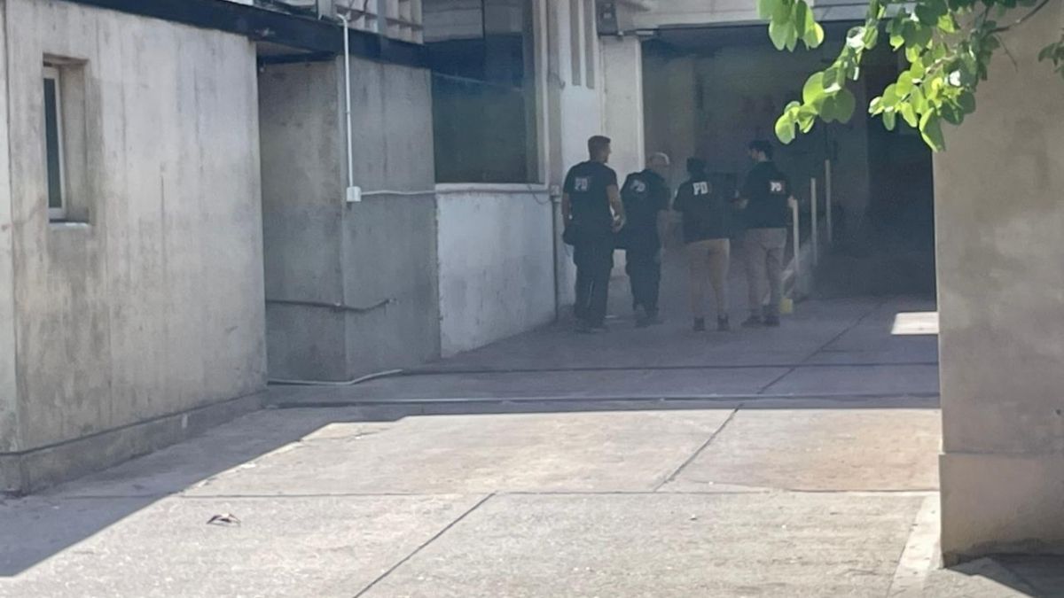 Personal de la Polic&iacute;a de Investigaciones lleg&oacute; al Hospital Cullen, donde se encontraban los familiares del hombre asesinado.