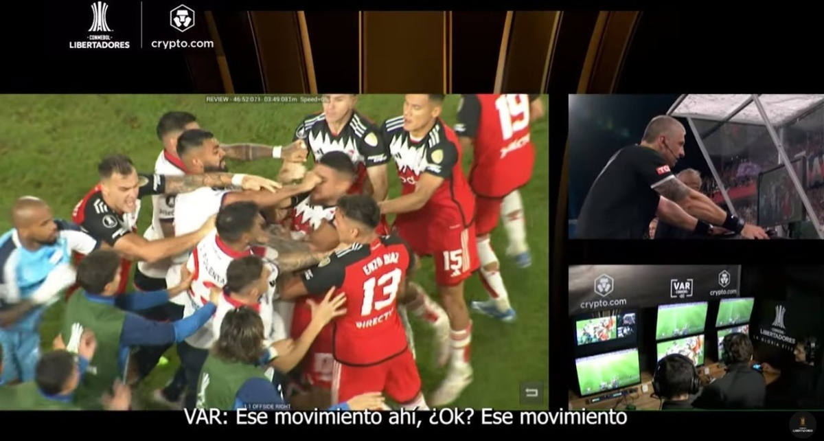 La trompada que recibió Paulo Díaz en el partido de River vs. Nacional. La trompada que recibió Paulo Díaz en el partido de River vs. Nacional.