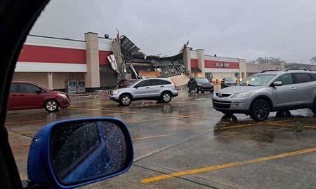 Reportan daños en el Winn Dixie, tras el paso de un tornado por Expressway en Marrero. Reportan daños en el Winn Dixie, tras el paso de un tornado por Expressway en Marrero.