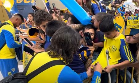 Boca ya está en Santa Fe y fue recibido por una multitud que se acercó a sacarse fotos y alentar al equipo. Boca ya está en Santa Fe y fue recibido por una multitud que se acercó a sacarse fotos y alentar al equipo.