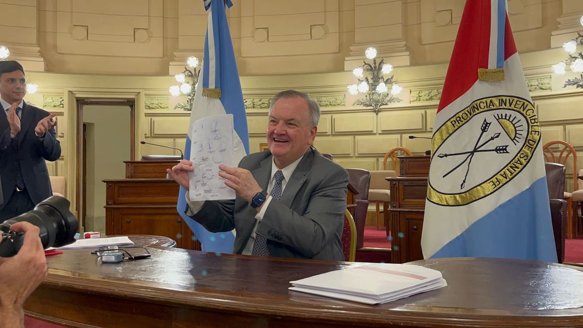El presidente de la Convención, Felipe Michlig, reivindicó el espíritu democrático que atravesó el proceso y recordó que la Constitución de 1962 también había nacido del consenso y la pluralidad. El presidente de la Convención, Felipe Michlig, reivindicó el espíritu democrático que atravesó el proceso y recordó que la Constitución de 1962 también había nacido del consenso y la pluralidad.