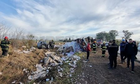 El camión y el auto transitaban en direcciones contrarias. El camión y el auto transitaban en direcciones contrarias.