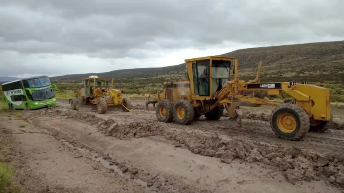 El colectivo fue rescatado con la ayuda de máquinas viales (Foto: diario El Chubut)