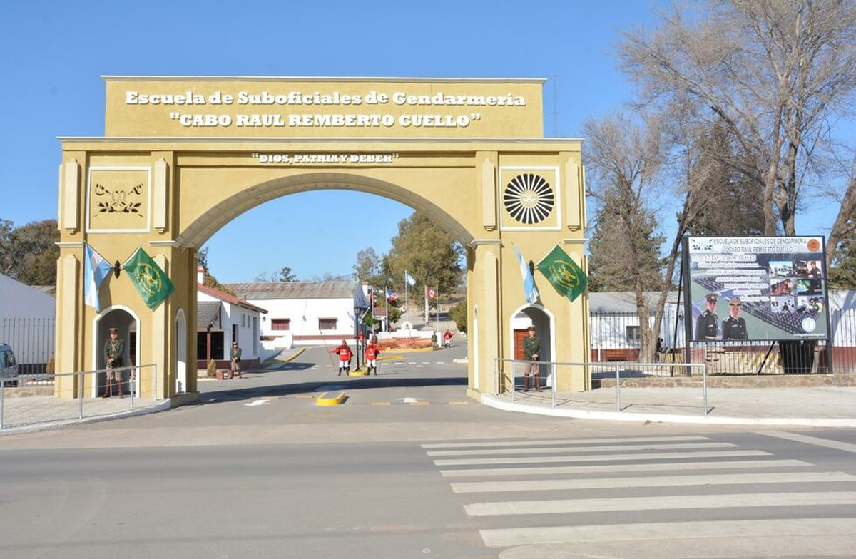 Córdoba: una gendarme habría obligado a 100 aspirantes mujeres a desnudarse frente a compañeras. Córdoba: una gendarme habría obligado a 100 aspirantes mujeres a desnudarse frente a compañeras.