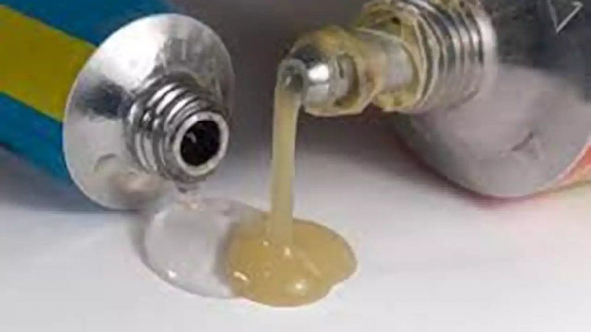 Un joven en la India murió luego de sellarse los genitales con pegamento para evitar embarazar a su pareja. Un joven en la India murió luego de sellarse los genitales con pegamento para evitar embarazar a su pareja.