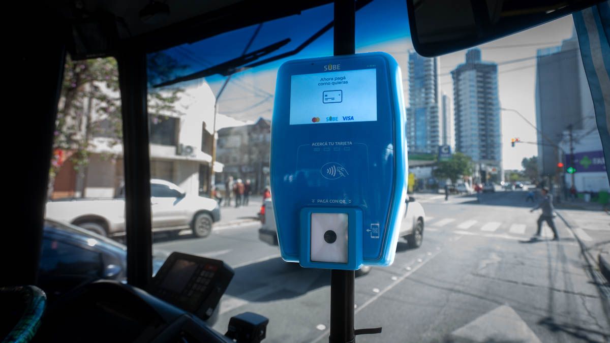 En Santa Fe, podés pagar el colectivo usando tus tarjetas de débito o crédito. En Santa Fe, podés pagar el colectivo usando tus tarjetas de débito o crédito. 