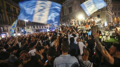 Temen un rebrote de coronavirus por los festejos del Napoli en Italia