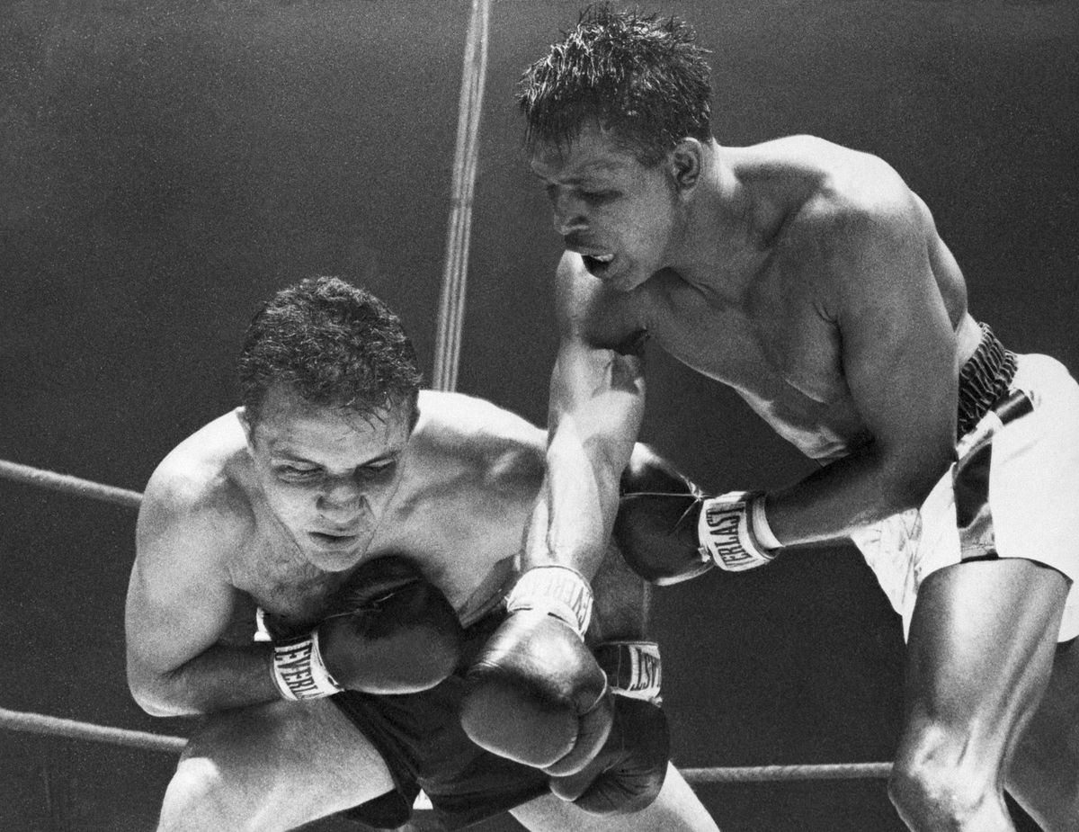 El miércoles 14 de febrero de 1951 y, en el Chicago Stadium, Robinson y Jake LaMotta (quien le había quitado el invicto en 1943) chocaron por sexta y última vez, la primera en mediano y, además, con el título mundial del neoyorquino en juego. A esta pelea se la recuerda como La masacre de San Valentín donde, a partir del 10º asalto, Robinson castigó duramente al Toro Salvaje del Bronx hasta que, a los 2’04” del 13º round, el árbitro, Frank Sikora, dijo basta. El miércoles 14 de febrero de 1951 y, en el Chicago Stadium, Robinson y Jake LaMotta (quien le había quitado el invicto en 1943) chocaron por sexta y última vez, la primera en mediano y, además, con el título mundial del neoyorquino en juego. A esta pelea se la recuerda como La masacre de San Valentín donde, a partir del 10º asalto, Robinson castigó duramente al Toro Salvaje del Bronx hasta que, a los 2’04” del 13º round, el árbitro, Frank Sikora, dijo basta.