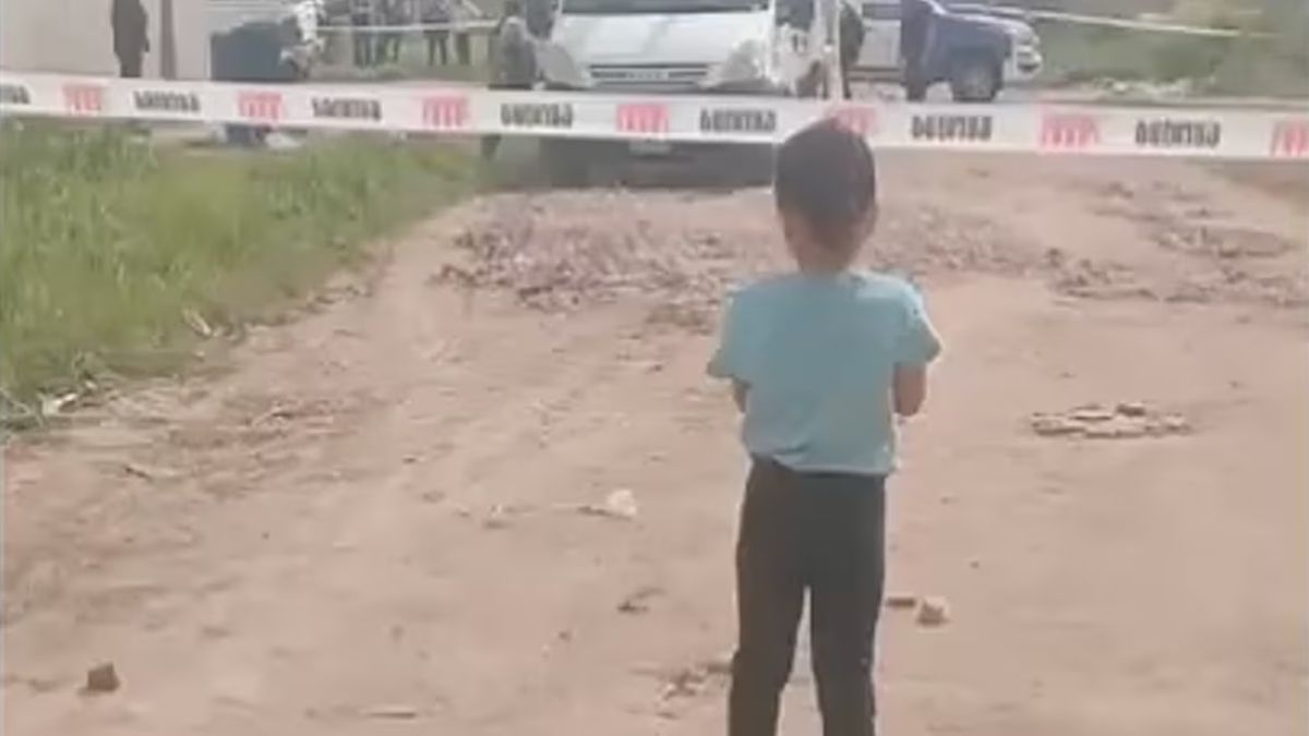 Encontraron una bolsa enterrada con un bebé muerto mientras realizaban un pozo en Mariano Acosta, Merlo. (Foto: CrónicaTV)
