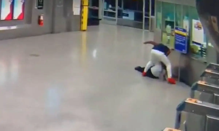 Una mujer fue golpeada brutalmente por un hombre que mató a su abuela y apuñaló a su hermana. Una mujer fue golpeada brutalmente por un hombre que mató a su abuela y apuñaló a su hermana.