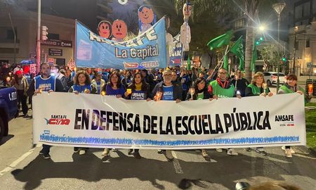 Los docentes marcharon en la ciudad y en diferentes localidades de la provincia de Santa Fe. Los docentes marcharon en la ciudad y en diferentes localidades de la provincia de Santa Fe.