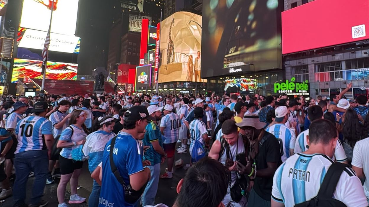 Miles de hinchas argentinos ya festejaron el triunfo ante Inglaterra en Times Square, el punto clave de Nueva York de cara a la final del domingo frente a España.