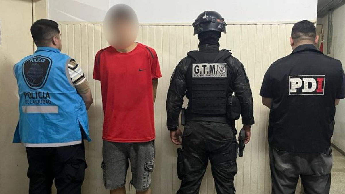 Cayó en Rosario un menor que había intentado robarle el arma a una policía en CABA