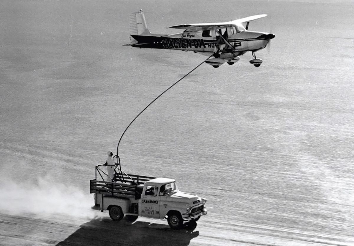 Con el avión a 20 pies (6 metros) del suelo y, volando a 65 millas por hora (105 km/h), un cabrestante eléctrico bajaba un gancho que recogía la manguera de combustible y, en tres minutos, uno de los pilotos llenaba el tanque inferior. En total, esta maniobra se realizó 128 veces.