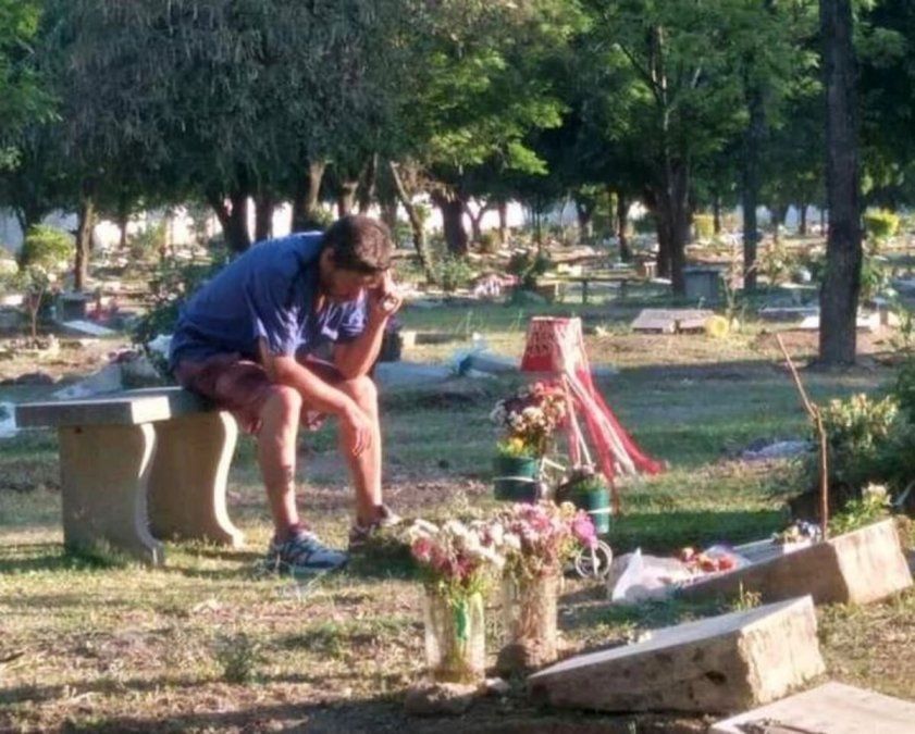 Desgarrador: un padre escucha los partidos de San Martín de Tucumán junto a la tumba de su hijo
