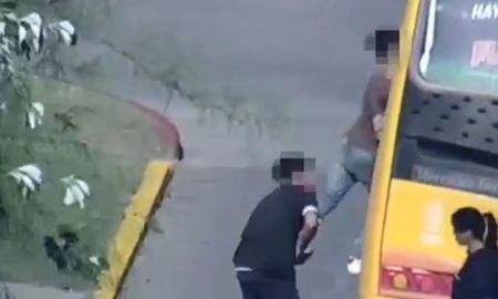 Adolescente detenido tras robar un celular trepándose a un colectivo. Adolescente detenido tras robar un celular trepándose a un colectivo.