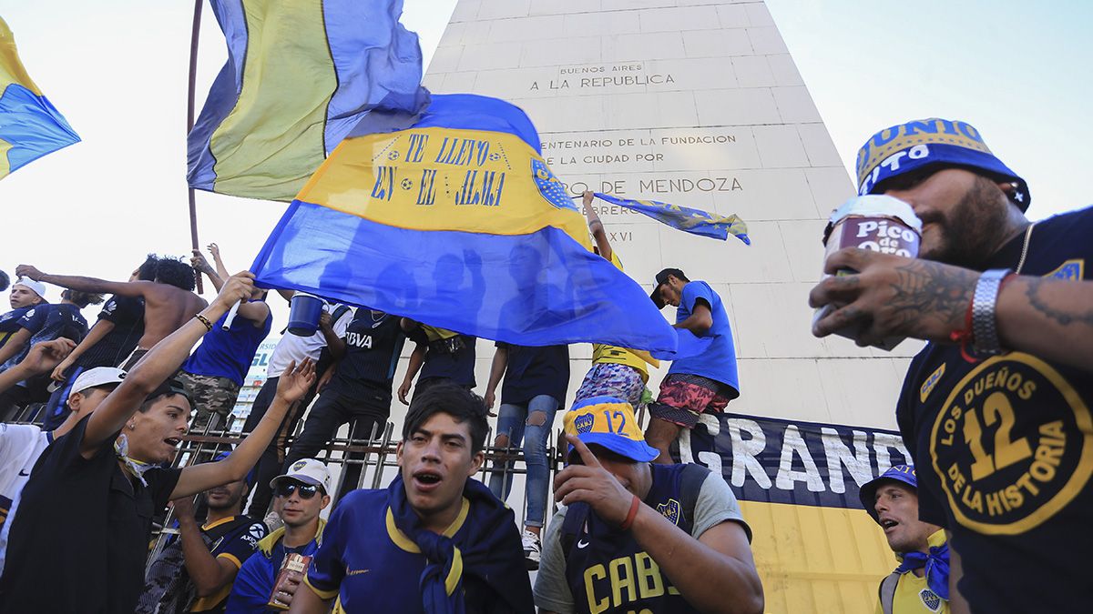 Incidentes entre hinchas de Boca y la Policía Federal en el Obelisco porteño