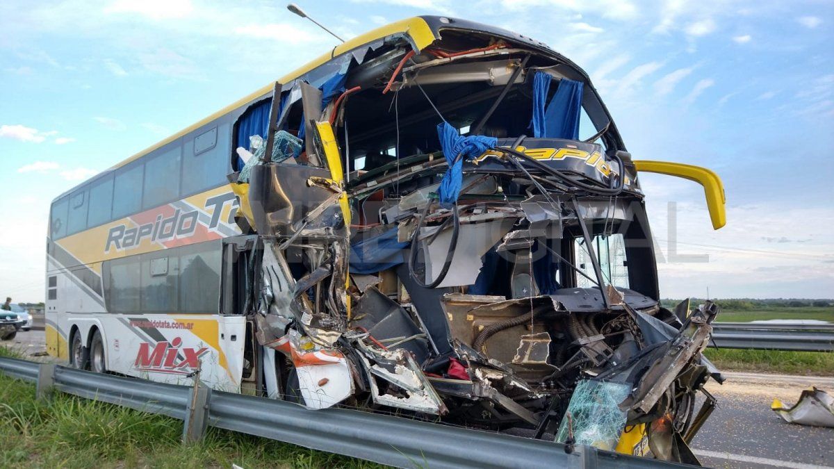La parte delantera del colectivo quedó destrozada.
