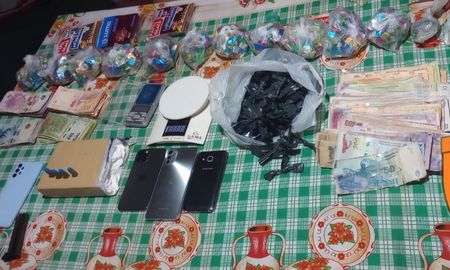 Drogas, fierroas y dinero, el resultado del secuestrado realizado por policía Comunitaria. Drogas, fierroas y dinero, el resultado del secuestrado realizado por policía Comunitaria.