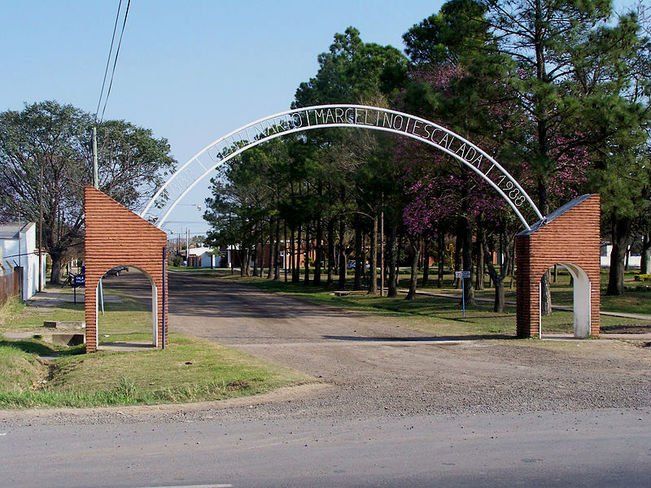 Marcelino Escalada es un pueblo de unos 2.000 habitantes ubicado en 130 kilómetros al norte de la capital provincial, sobre la ruta 11.