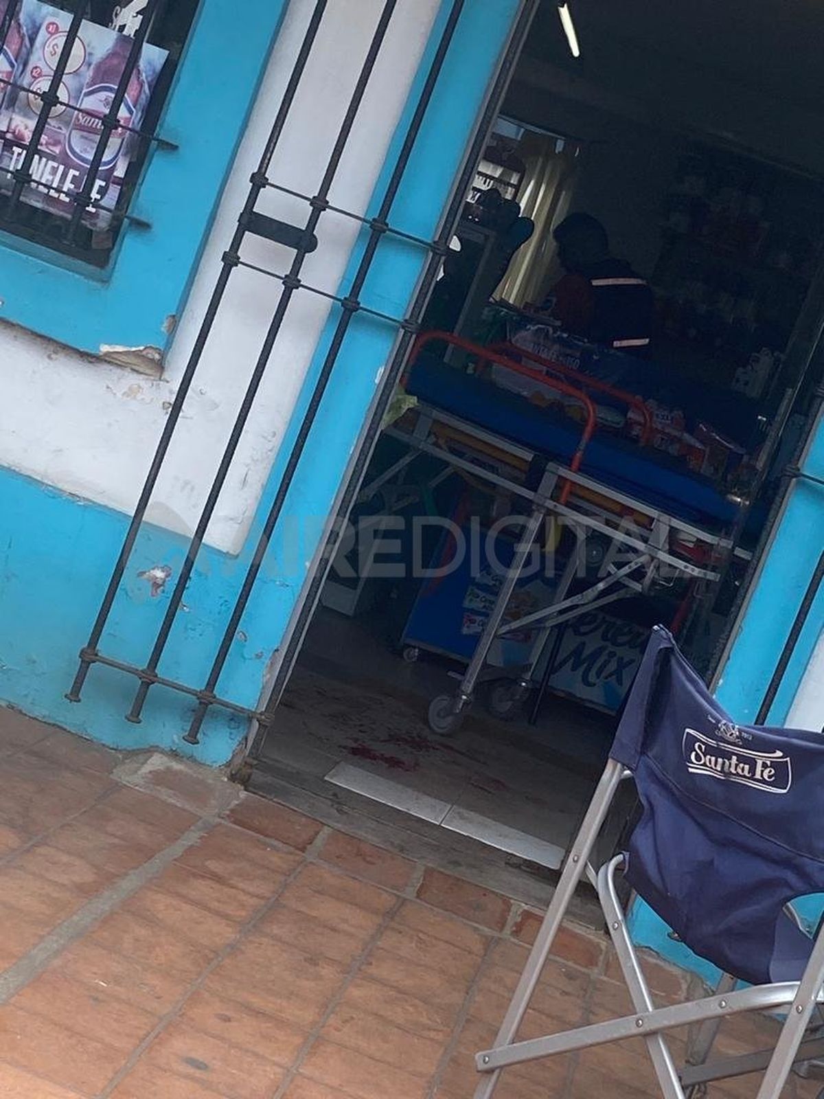Dentro del local donde fue atacada, la comerciante recibió las primeras atenciones por parte del personal de salud.