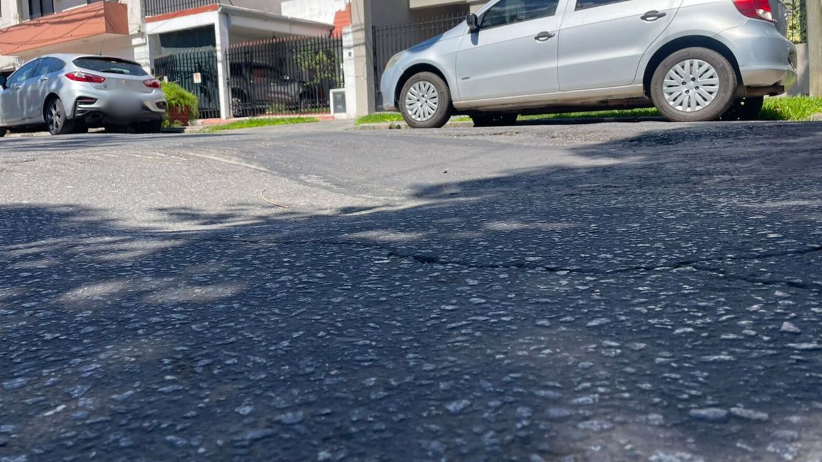 Un socavón preocupa a vecinos de barrio Sur en Santa Fe.