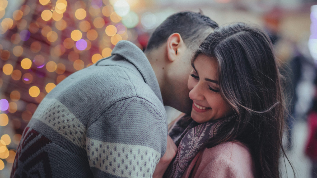 Un susurro al oído que revela el secreto de una sonrisa compartida.