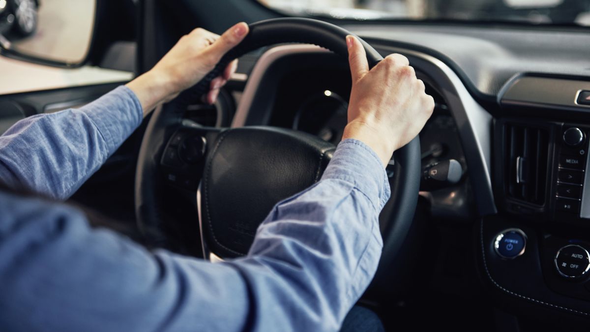 Una postura correcta al volante mejora el control del vehículo y reduce el cansancio, factores esenciales para una conducción segura. Una postura correcta al volante mejora el control del vehículo y reduce el cansancio, factores esenciales para una conducción segura.