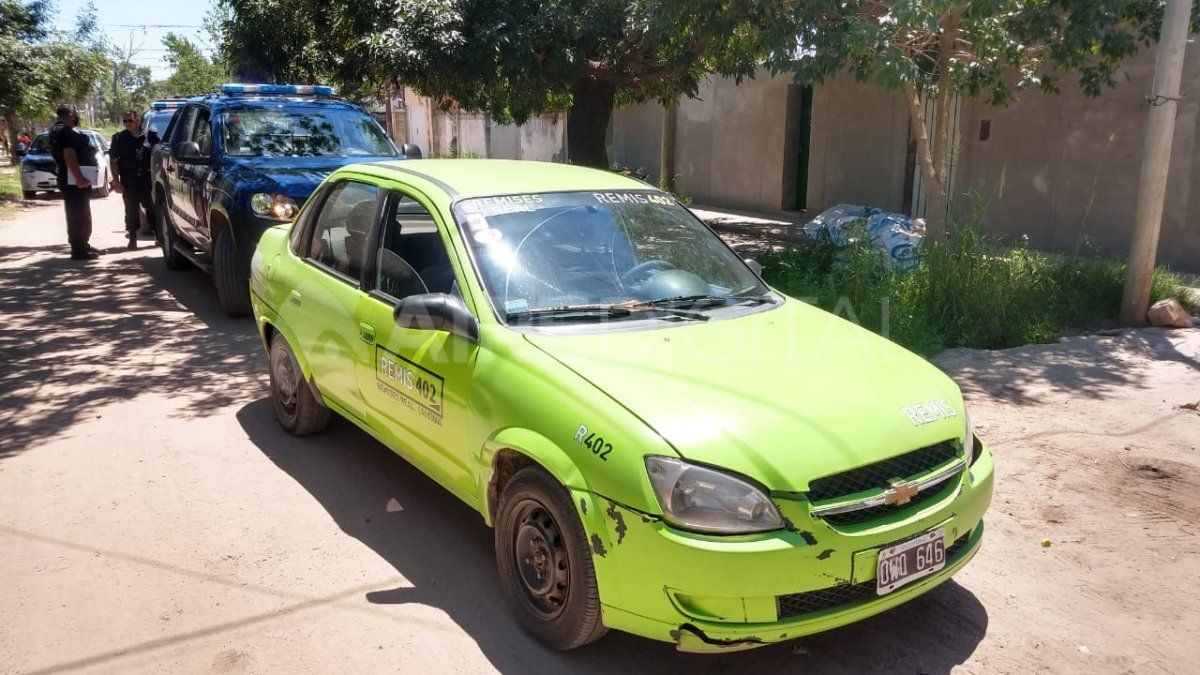 La policía encontró el remís a los 15 minutos luego de que se produzca el robo.
