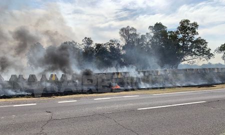 Este martes por la tarde continuaba el fuego en la zona de Circunvalación y acceso al Puente Carretero, en cercanías del Automóvil Club Argentino. Este martes por la tarde continuaba el fuego en la zona de Circunvalación y acceso al Puente Carretero, en cercanías del Automóvil Club Argentino.