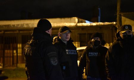El video fue pubicado en medio de la polémica con la actual ministra de Seguridad nacional, Sabina Frederic, por la llegada de fuerzas federales a Santa Fe. El video fue pubicado en medio de la polémica con la actual ministra de Seguridad nacional, Sabina Frederic, por la llegada de fuerzas federales a Santa Fe.