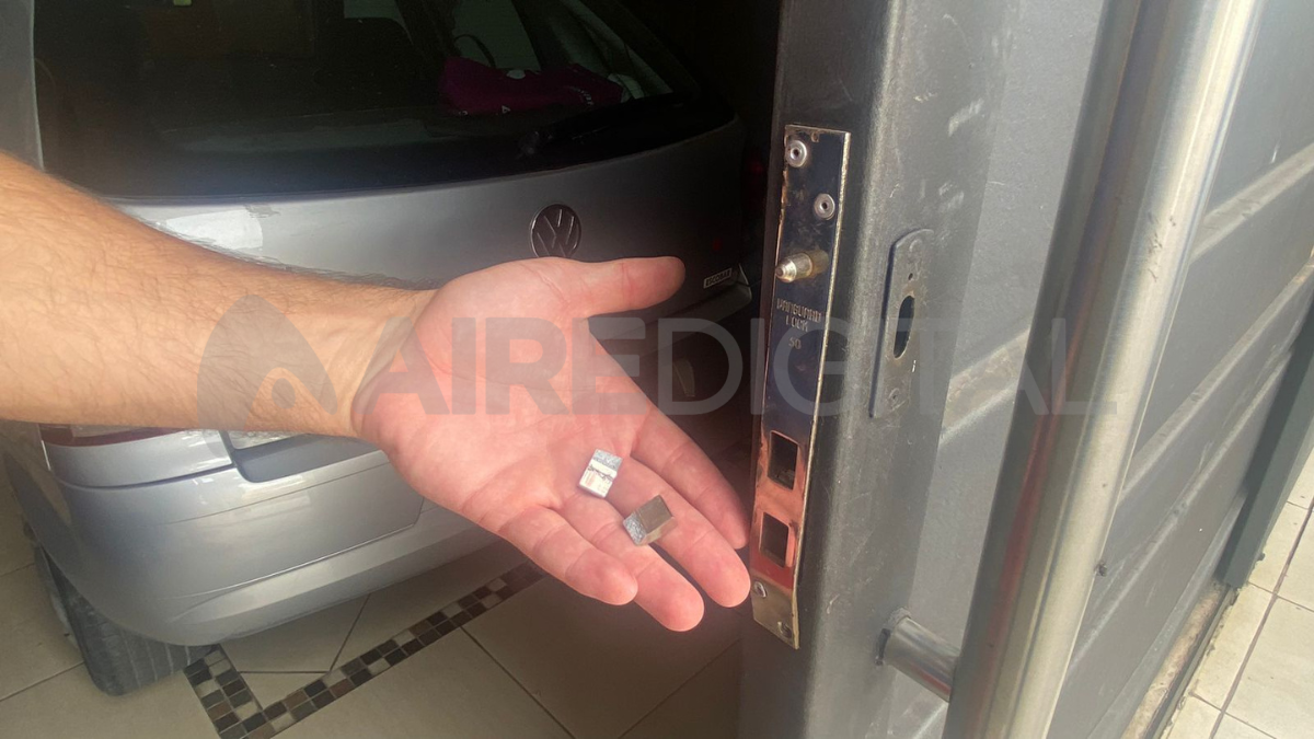 Los delincuentes ingresaron al garage luego de romper con una barreta las trabas de la puerta.