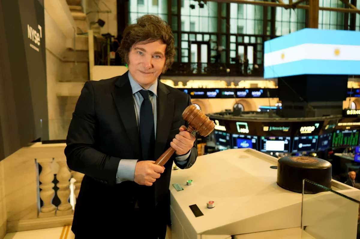 Javier Milei hizo sonar la campana de apertura de la jornada bursátil en Wall Street.