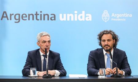 El ministro de Transporte, Mario Meoni (izq.), y el jefe de Gabinete, Santiago Cafiero (der.), brindaron una conferencia de prensa este jueves por la mañana. El ministro de Transporte, Mario Meoni (izq.), y el jefe de Gabinete, Santiago Cafiero (der.), brindaron una conferencia de prensa este jueves por la mañana.