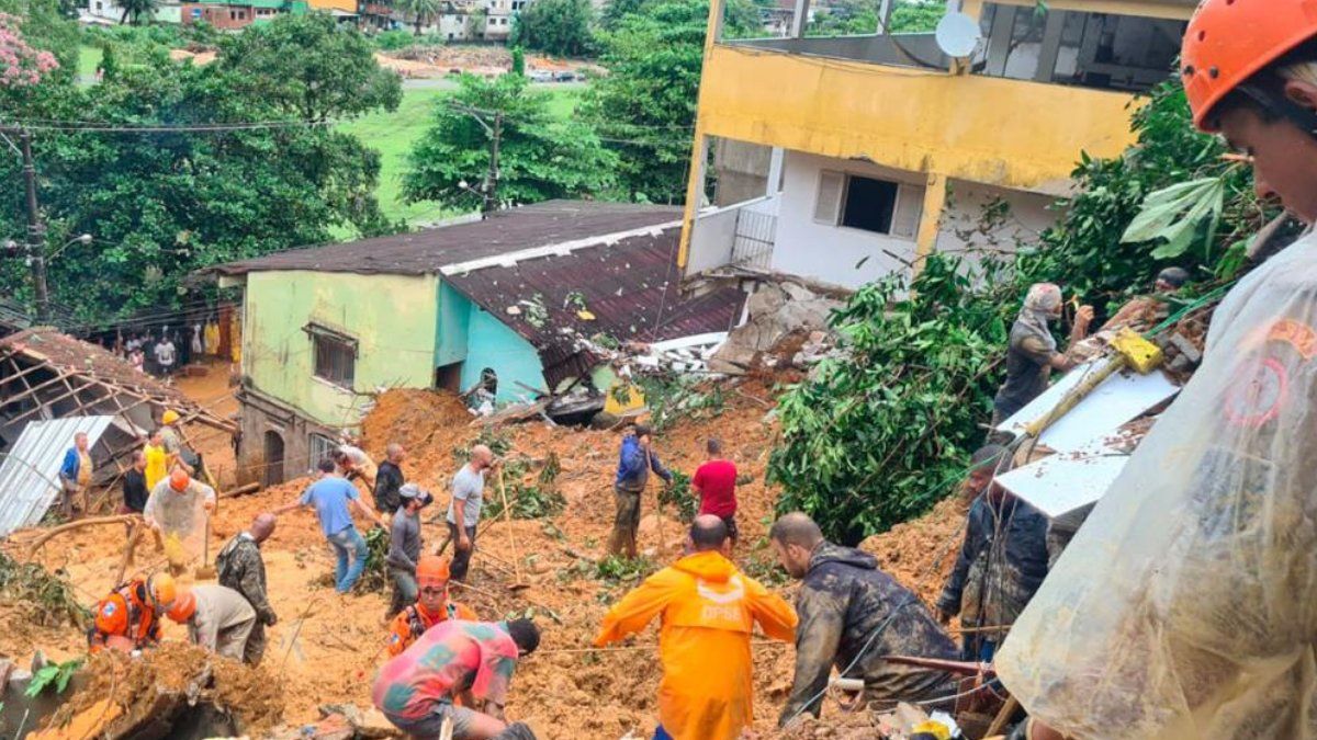 Se eleva a 16 el número de muertos por las lluvias torrenciales en Río de Janeiro.