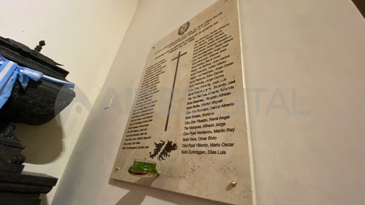 Se descubrión una placa con los nombres de los 53 caídos en Malvinas.