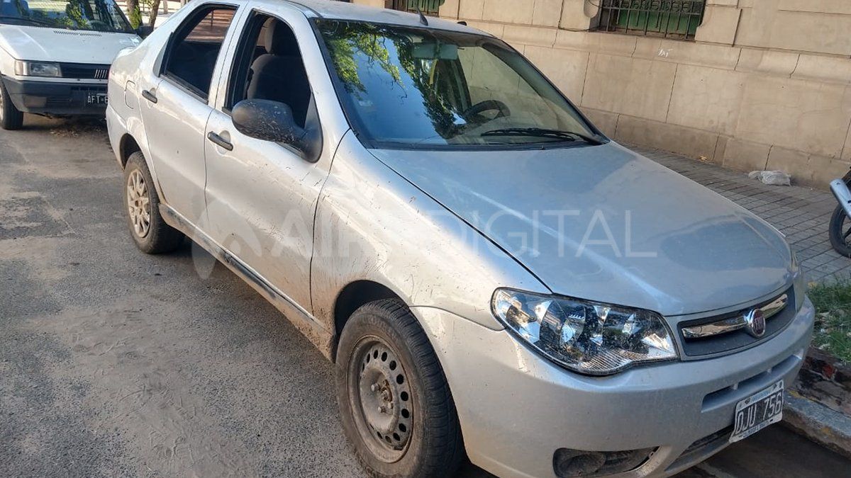 Un Fiat Siena gris. El&nbsp;veh&iacute;culo en donde iba la v&iacute;ctima cuando recibi&oacute; los tiros.&nbsp;
