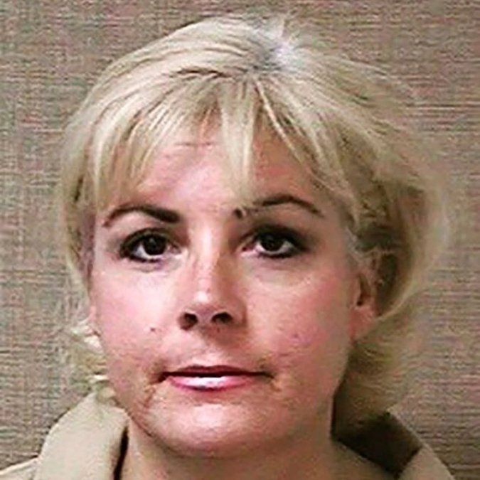 La psicóloga había emergido del quirófano con otra cara y otro nombre.