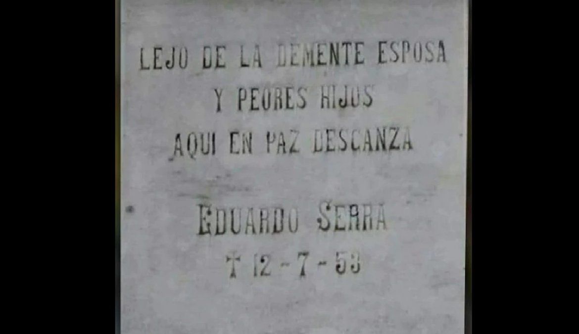 Una lápida del cementerio de Corrientes se hizo viral por su inusual inscripción: Demente esposa y peores hijos