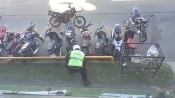 El video viral muestra cómo un inspector rompe el candado de una moto sin patente estacionada con un corta perno y se la lleva.