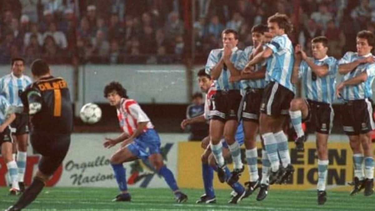Burgos volvería a sufrir la pegada de Chila. El 1 de septiembre del mismo año, en el Monumental de Núñez, en un partido por las Eliminatorias entre la Argentina y Paraguay para Francia 1998, el guaraní le marcaría un tanto –y de tiro libre– al ex ayudante de Diego Simeone en el Atlético de Madrid, y quien fuera DT de Newell’s: de yapa, con el 1 a 1 final, Paraguay se clasificó a un Mundial luego de 12 años. Burgos volvería a sufrir la pegada de Chila. El 1 de septiembre del mismo año, en el Monumental de Núñez, en un partido por las Eliminatorias entre la Argentina y Paraguay para Francia 1998, el guaraní le marcaría un tanto –y de tiro libre– al ex ayudante de Diego Simeone en el Atlético de Madrid, y quien fuera DT de Newell’s: de yapa, con el 1 a 1 final, Paraguay se clasificó a un Mundial luego de 12 años.