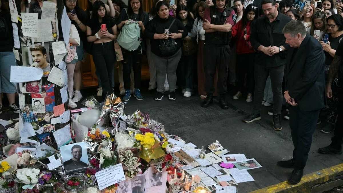El homenaje a Liam Payne en la puerta del hotel donde falleció. El homenaje a Liam Payne en la puerta del hotel donde falleció.